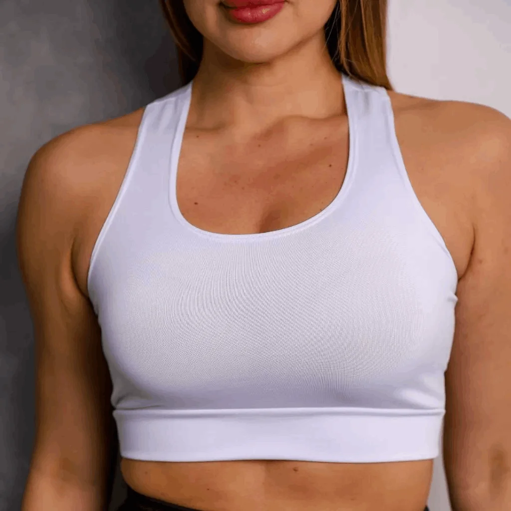Modelo usando Top Nadador Branco de Frente